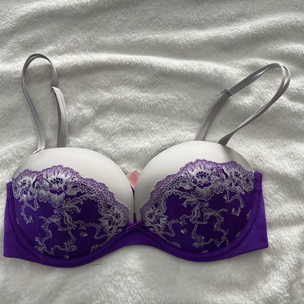 Victorias Secret Very Sexy balconette bra with detachable straps. Size 34D